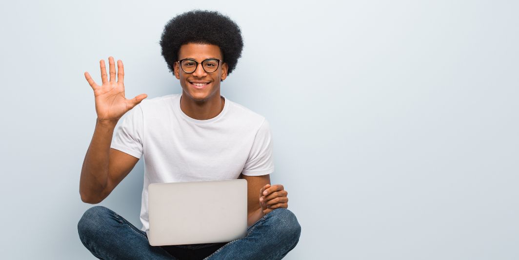 Man holding up 5 fingers